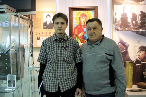 Владимир Кузьмич и Дмитрий у экспозиции, посвященной их сыну и отцу -  Герою России Игорю Хоменко.